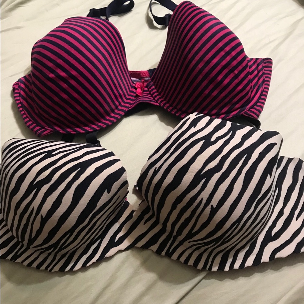 2 underwired bras.